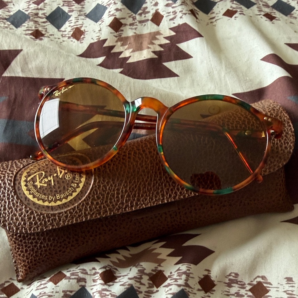 Ray-Ban Round Tortoise Sunglasses with Green Highlights